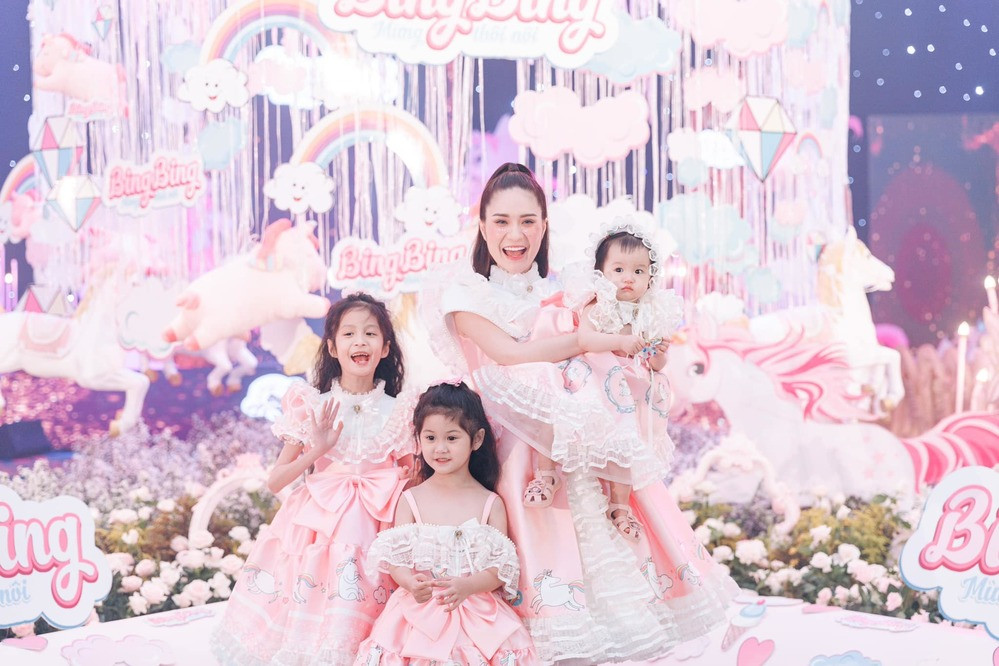 Về chung nhà không bao lâu, Đoàn Di Băng và doanh nhân Quốc Vũ đã đón chào công chúa đầu tiên chào đời, đặt tên Linh Đan (hay thường gọi là Hana). Năm 2016, cô tiếp tục sinh con gái thứ 2 tên An Nhiên (gọi ở nhà là Yuki). Năm 2020, cô tiếp tục hạ sinh bé thứ 3 đặt tên ở nhà là Bing Bing.