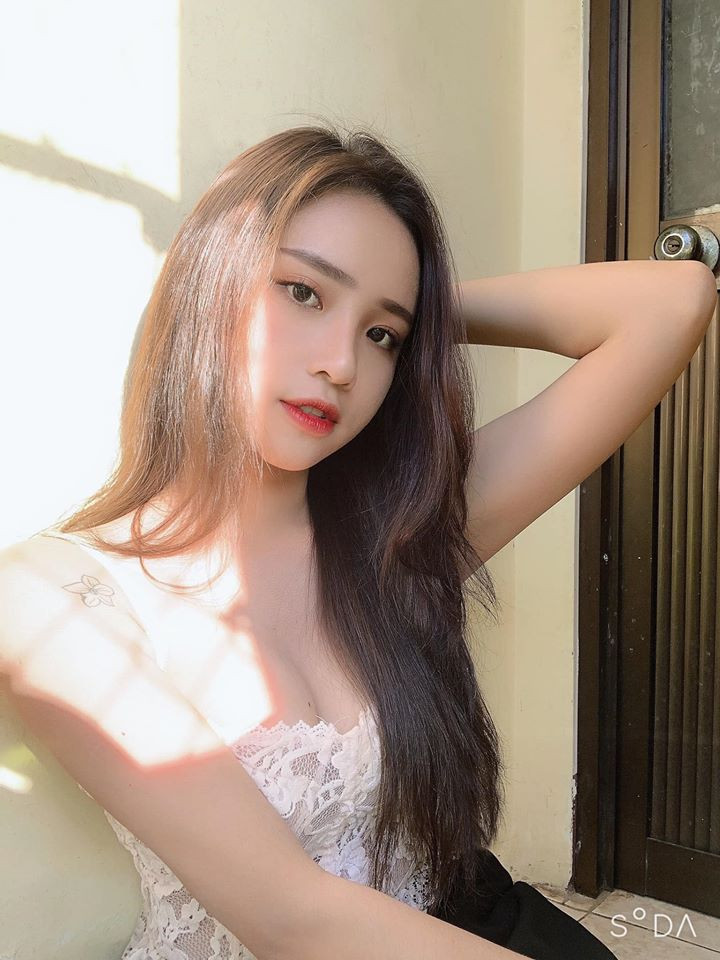 Vân Anh dễ dàng chinh phục đẹp mắt trong bất kỳ phong cách nào. Nhất là với những trang phục có phần hút mắt, thân hình thon gọn và dáng đồng hồ cát của cô nàng càng hút mắt hơn.