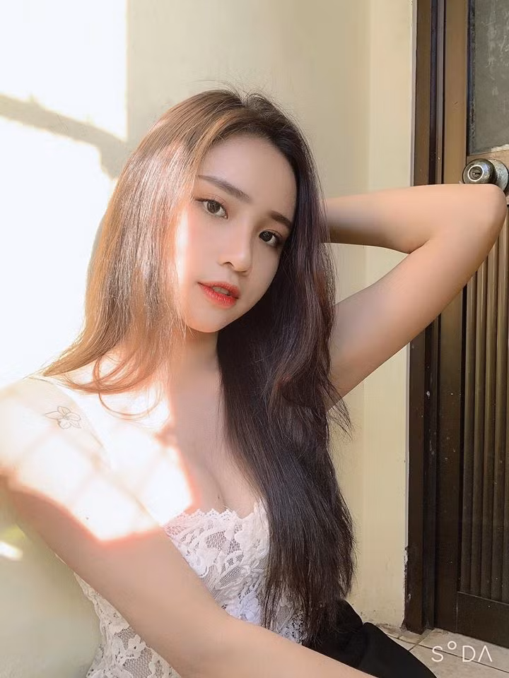 Vân Anh dễ dàng chinh phục đẹp mắt trong bất kỳ phong cách nào. Nhất là với những trang phục có phần hút mắt, thân hình thon gọn và dáng đồng hồ cát của cô nàng càng hút mắt hơn.