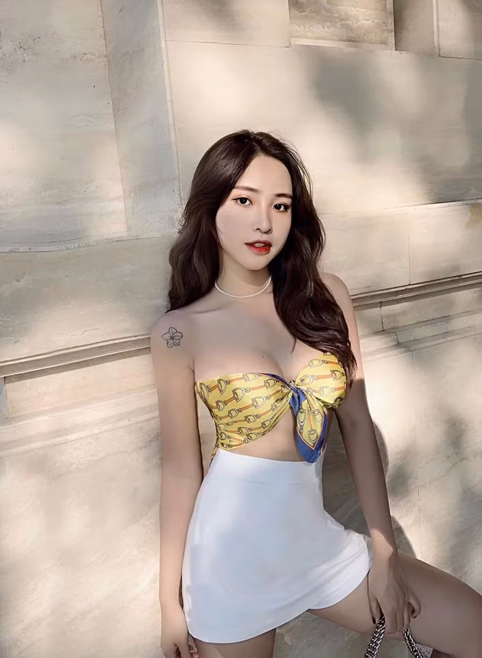 Nguyễn Vân Anh được biết tới như một gương mặt hot girl Instagram của giới trẻ Sài Gòn. Cô nữ sinh 19 tuổi đang là sinh viên của 1 trường đại học tại TP HCM