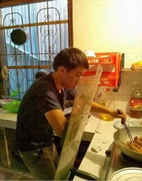 Khiên chắn là đồ bảo hộ không thể thiếu mỗi khi nấu ăn của các quý ông.