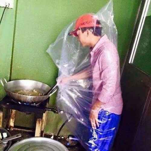 Trước đó, cũng từng có rất nhiều pha "khó đỡ" mang tên vào bếp rán cá khiến chị em cười muốn tắc thở.