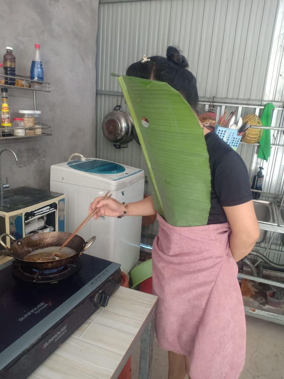 Với nhiều người rán cá là một công việc ác mộng bởi khi vào bếp làm điều này, nhiều người gặp phải những tai nạn như dầu bắn lên các vùng cơ thể gây bỏng hay mùi tanh ám vào người.