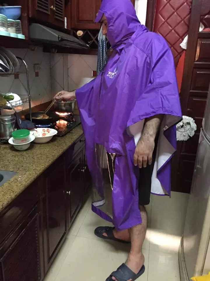 Hình ảnh bảo hộ khi rán cá của người phụ nữ trên làm dân mạng cười đến té ghế.