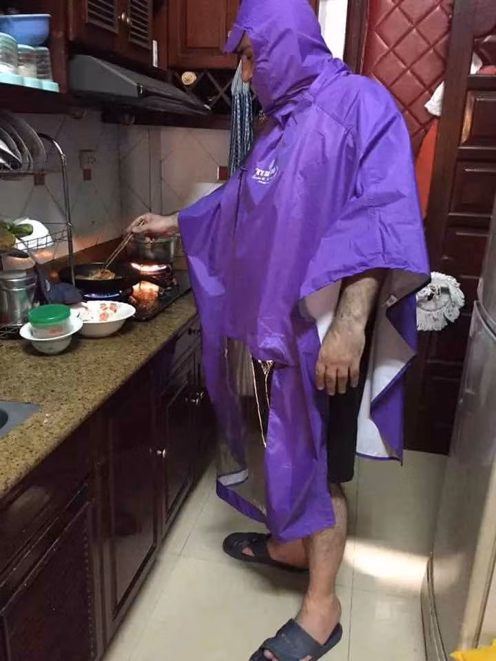 Hình ảnh bảo hộ khi rán cá của người phụ nữ trên làm dân mạng cười đến té ghế.