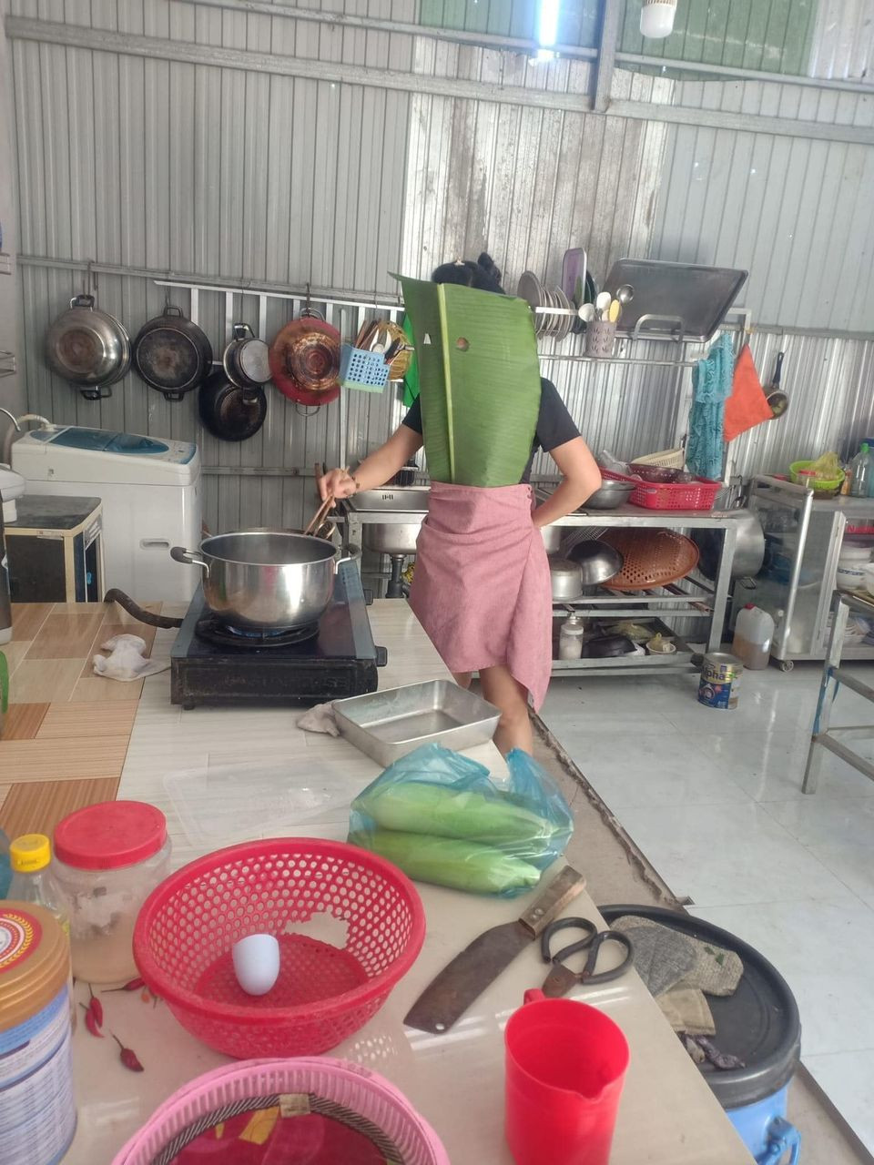 Mới đây trên mạng xã hội, loạt ảnh về người phụ nữ có loạt trang bị từ đầu đến chân vào bếp rán cá khiến nhiều người chú ý và để lại bình luận hài hước.