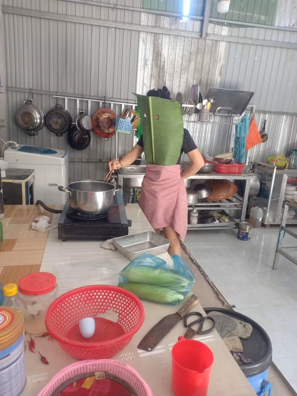 Mới đây trên mạng xã hội, loạt ảnh về người phụ nữ có loạt trang bị từ đầu đến chân vào bếp rán cá khiến nhiều người chú ý và để lại bình luận hài hước.