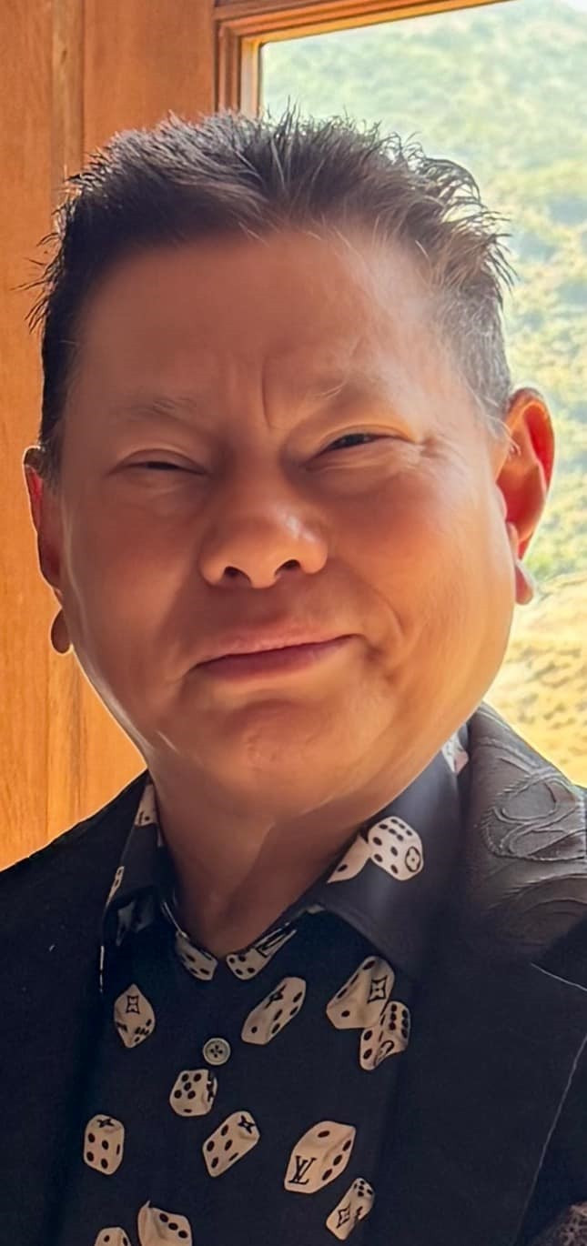 Đương nhiên để đạt được những ưu đãi này, tỷ phú Hoàng Kiều cũng đưa ra loạt yêu cầu cho người giúp việc. Cụ thể: đang ở Mỹ, độc thân, không vướng bận gia đình, tình trạng sức khỏe tốt, lịch sự, sạch sẽ, biết tiếng Anh và lái xe.