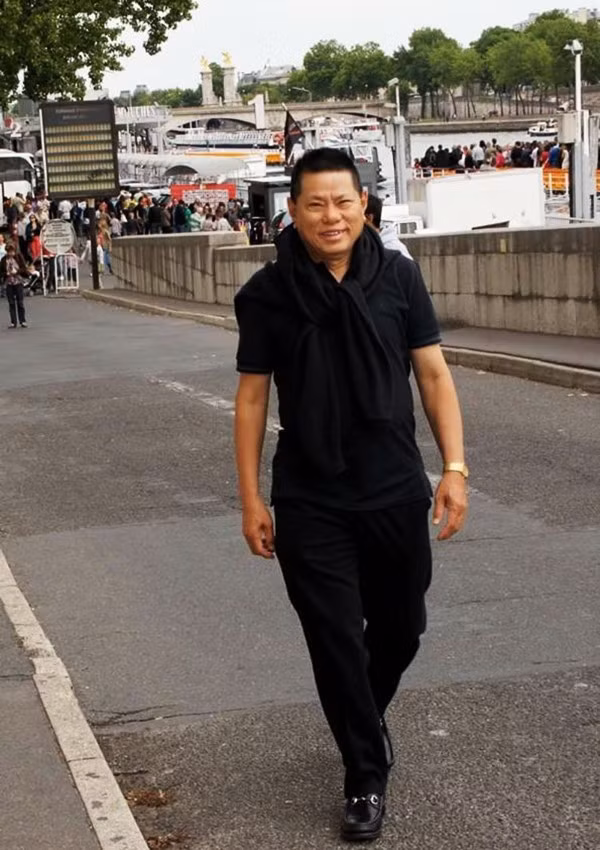 Năm 2014, tỷ phú Hoàng Kiều lọt vào danh sách tỷ phú của Forbes. Năm 2015, ông nằm trong top 400 tỷ phú giàu nhất thế giới do Forbes bình chọn, với khối tài sản 3,8 tỷ USD.