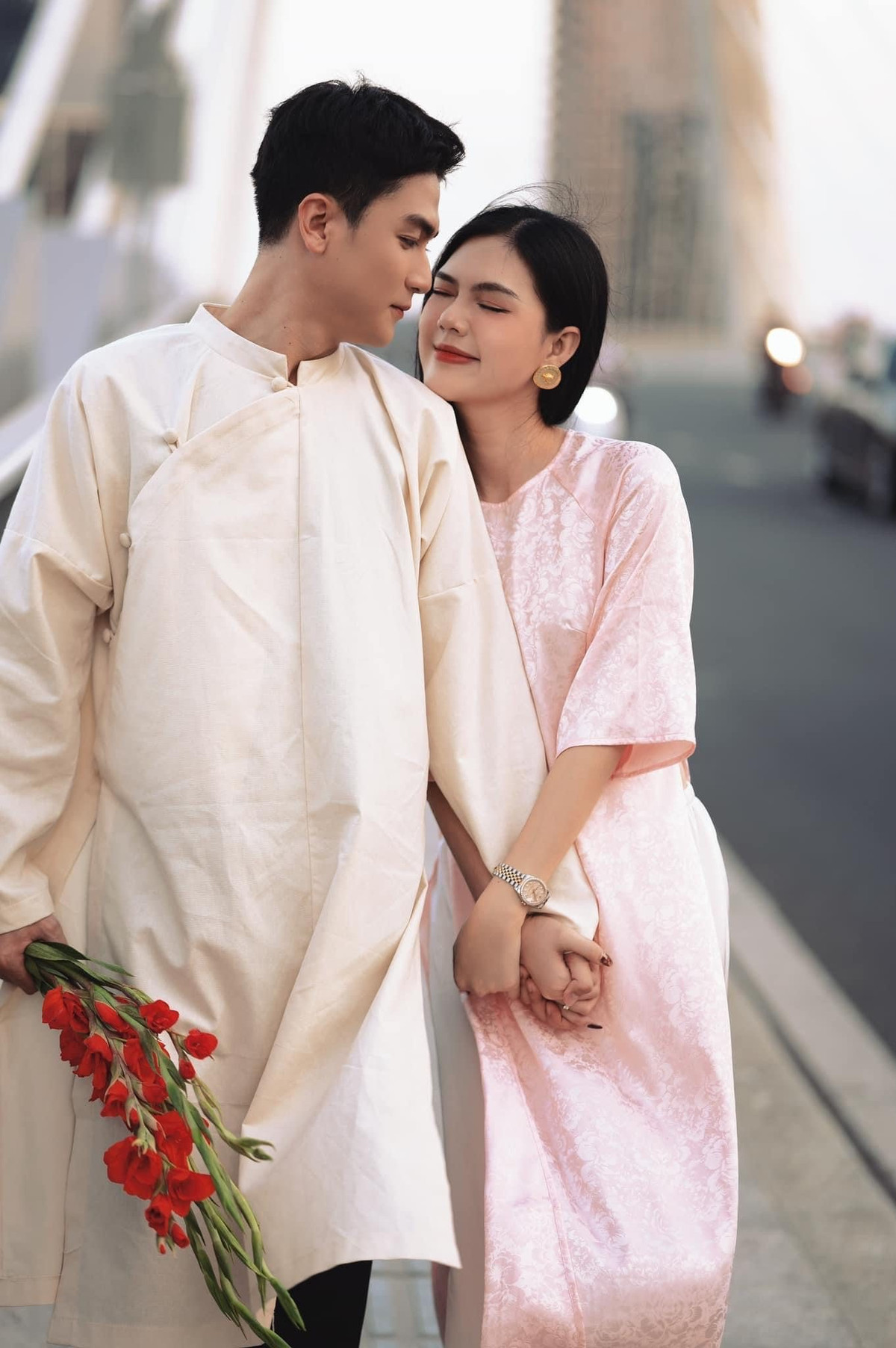 Ngọc Trinh còn khẳng định chủ quyền với bạn trai rõ mồn một qua bức hình này. Cụ thể, cô và bạn trai cùng mặc áo đôi màu trắng và nắm tay tình tứ.