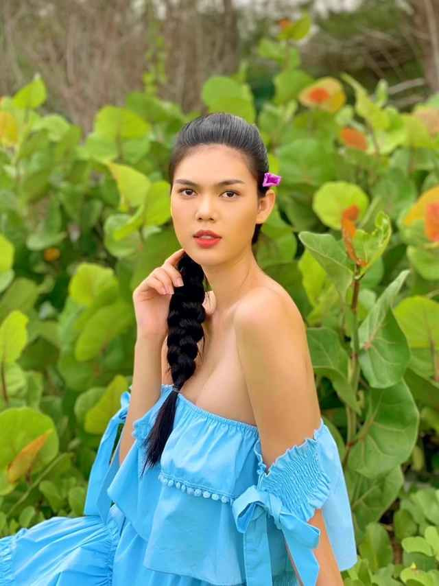 Lê Ngọc Trinh gia nhập showbiz Việt với vai trò diễn viên, người mẫu. Cô còn được nhiều người chú ý nhờ ngoại hình giống với "Nữ hoàng nội y" Ngọc Trinh.