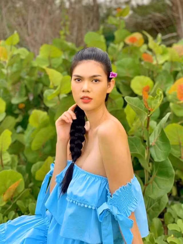 Lê Ngọc Trinh gia nhập showbiz Việt với vai trò diễn viên, người mẫu. Cô còn được nhiều người chú ý nhờ ngoại hình giống với "Nữ hoàng nội y" Ngọc Trinh.