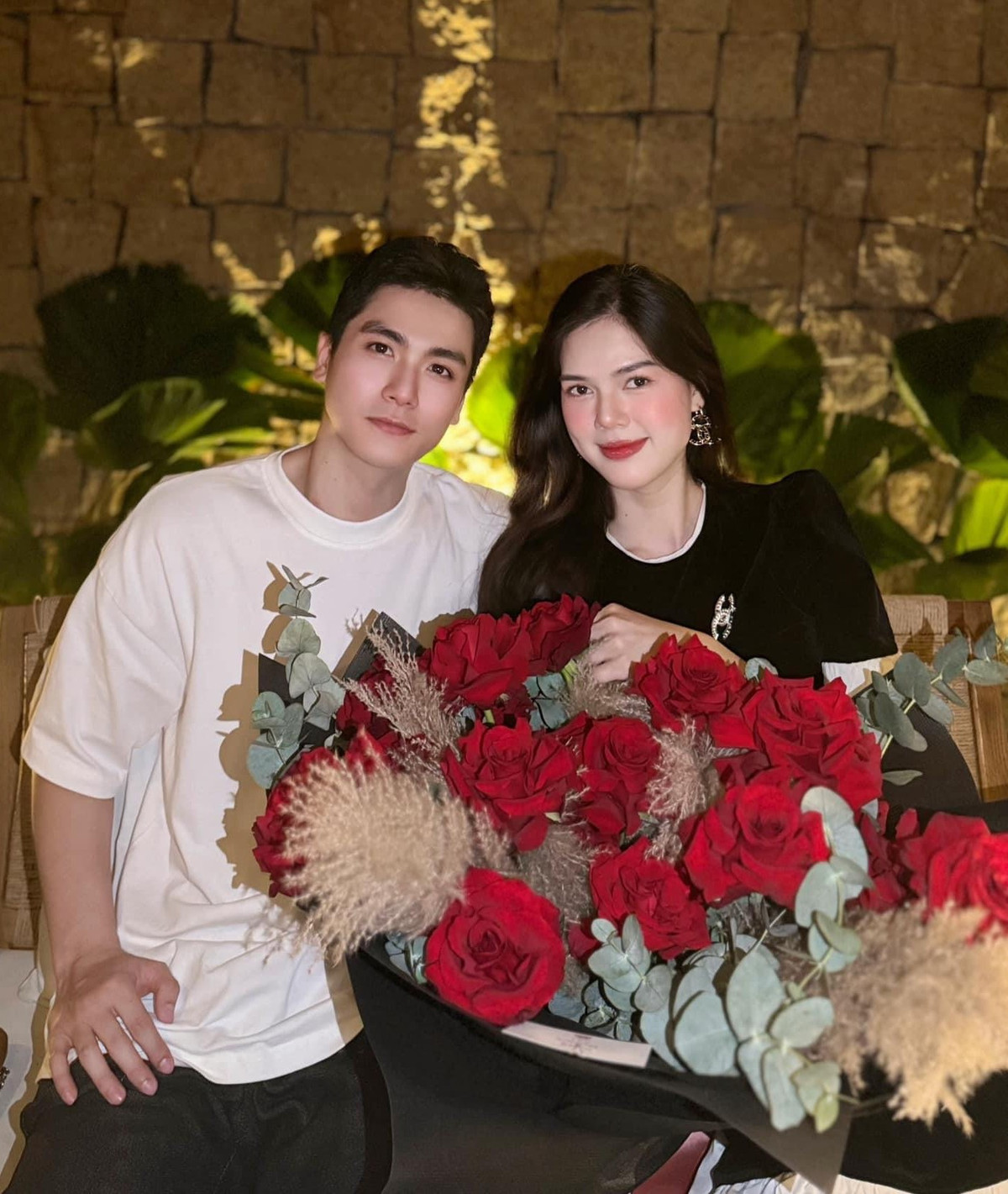 Kèm theo đó, Ngọc Trinh viết dòng chú thích chia sẻ việc được nửa kia cưng chiều quan tâm: "Một người suy nghĩ nhiều, gặp một người biết tạo cảm giác an toàn...