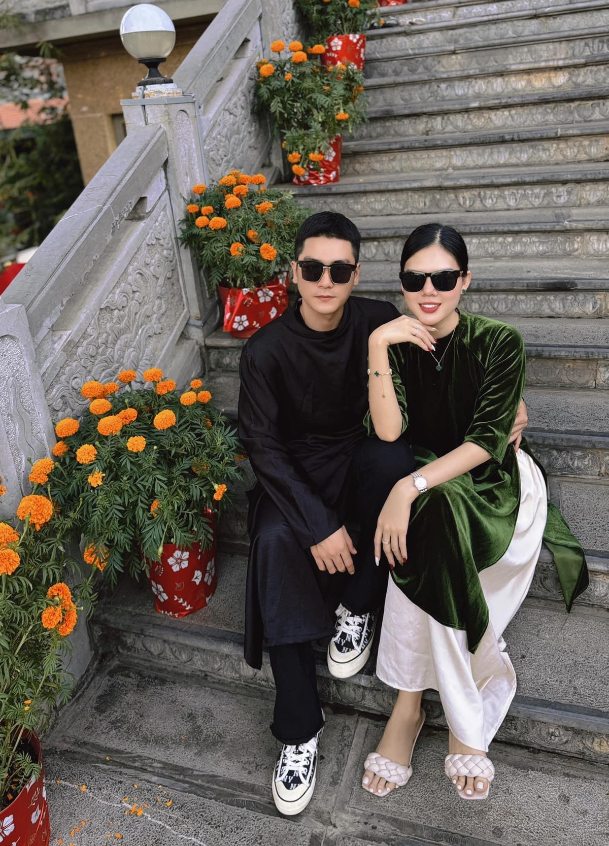 Một người hay dỗi gặp một người hay dỗ. Một người hay nghĩ tiêu cực, gặp một người biết thấu hiểu và bao dung. Một người thích nhõng nhẽo, gặp một người hay nuông chiều. Một người hay ghen gặp một người coi người yêu mình là cả thế giới". Người đẹp sinh năm 1996 nói thêm.