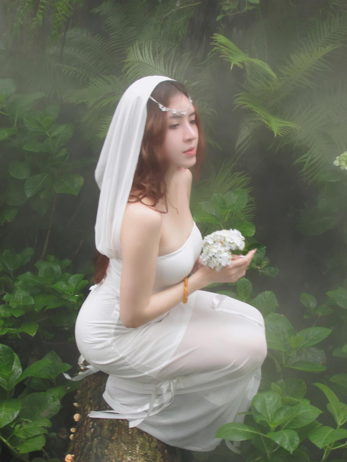 Là tiếp viên hàng không lại sở hữu nhan sắc và vóc dáng ấn tượng, Quế Chi được truyền thông lẫn người hâm mộ ưu ái gọi với biệt danh "nữ tiếp viên hàng không vạn người mê", "hot girl ngành hàng không", "hoa hậu ngành hàng không",...