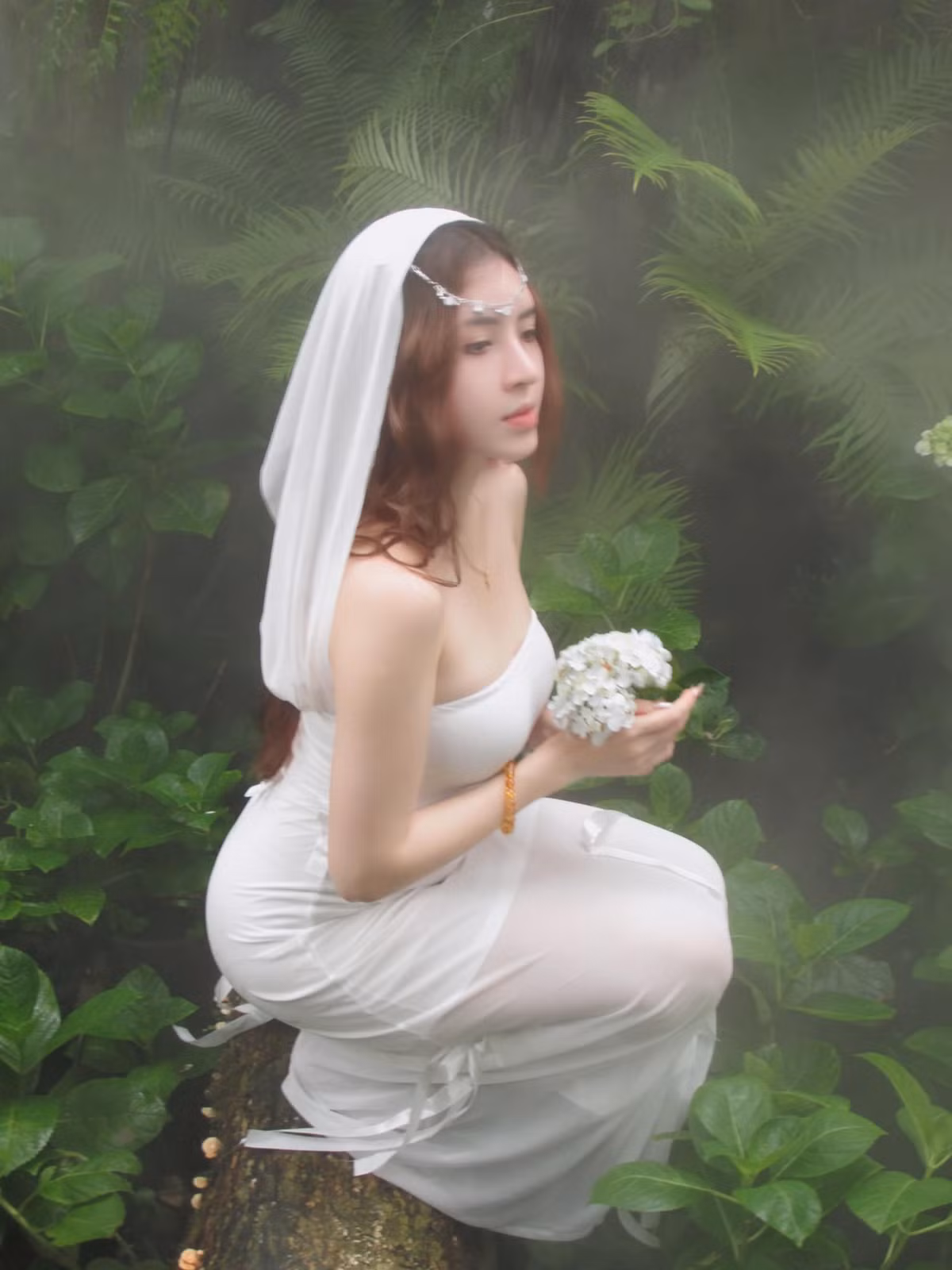 Là tiếp viên hàng không lại sở hữu nhan sắc và vóc dáng ấn tượng, Quế Chi được truyền thông lẫn người hâm mộ ưu ái gọi với biệt danh "nữ tiếp viên hàng không vạn người mê", "hot girl ngành hàng không", "hoa hậu ngành hàng không",...