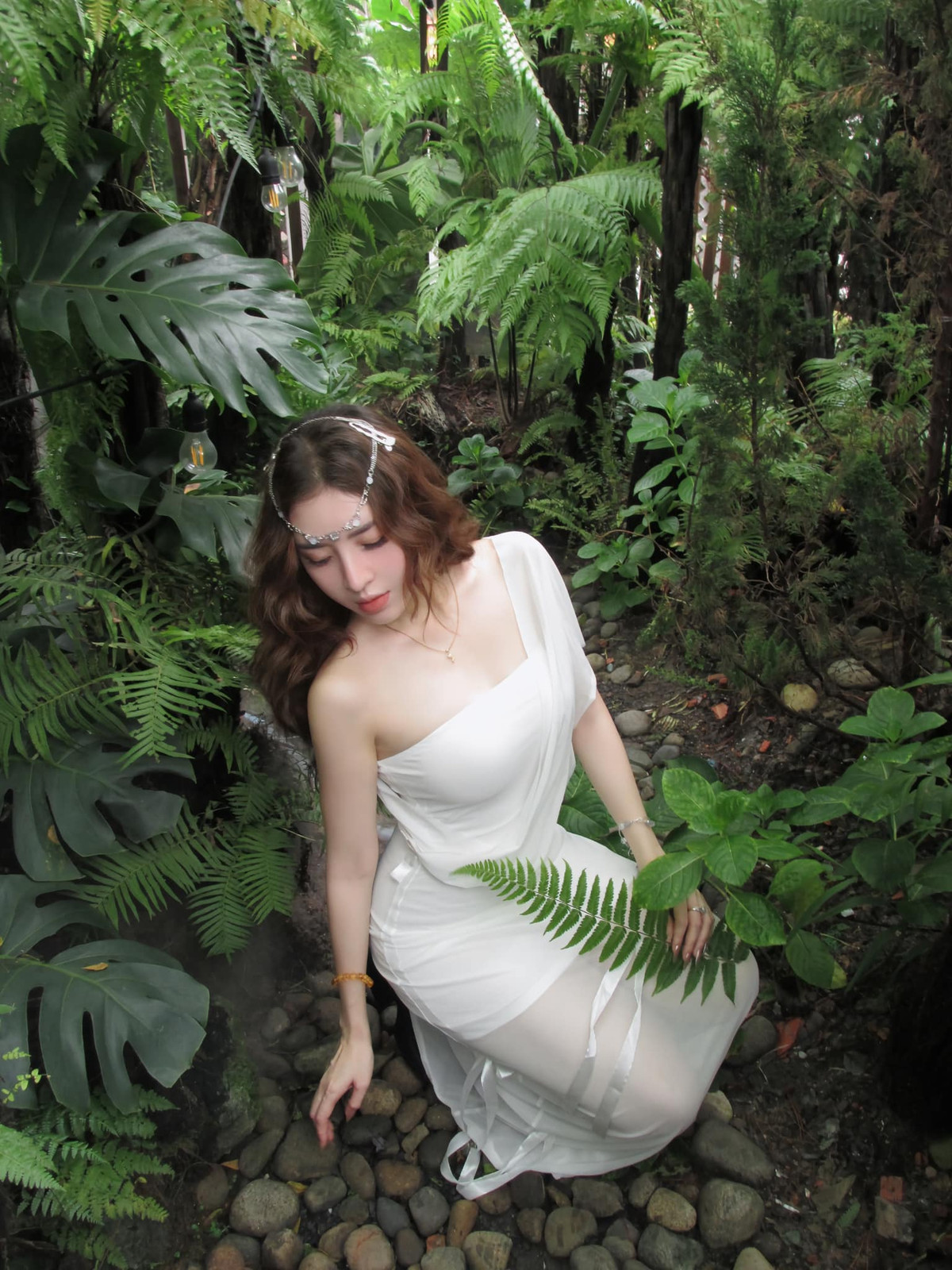 Quế Chi (sinh năm 1996, ở TP.HCM) được nhiều người biết đến khi tham gia vào nhóm thiện nguyện "Mai táng 0 đồng" trong đợt dịch Covid 19 vào năm 2021.