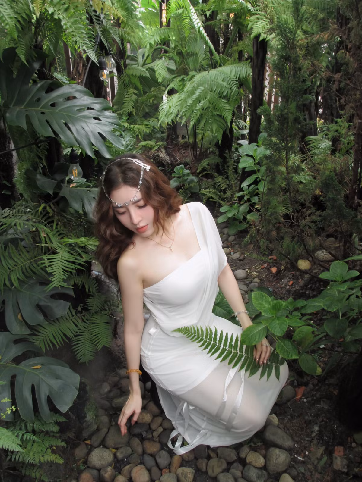 Quế Chi (sinh năm 1996, ở TP.HCM) được nhiều người biết đến khi tham gia vào nhóm thiện nguyện "Mai táng 0 đồng" trong đợt dịch Covid 19 vào năm 2021.