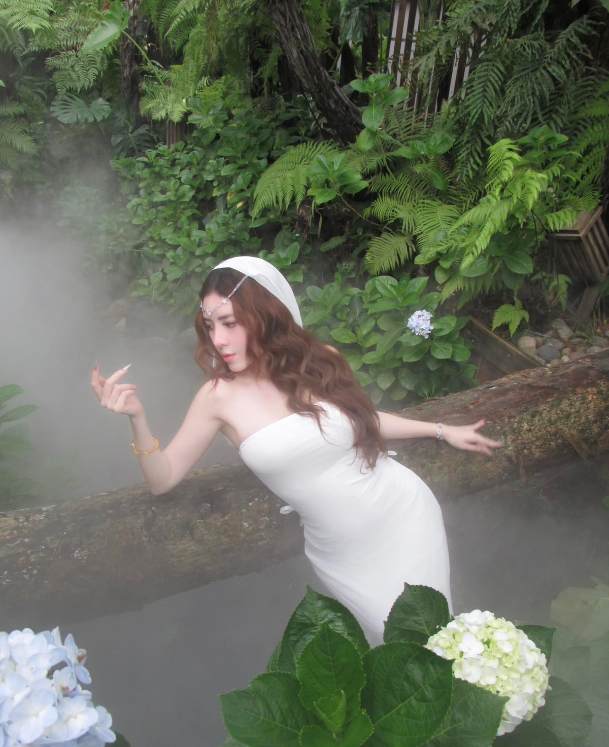 Mới đây trên trang cá nhân, Phan Quế Chi khiến nhiều người chú ý khi hóa thân thành nàng Eva. Lấy bối cảnh giữa rừng, nữ tiếp viên hàng không này có những góc ảnh vô cùng ma mị nhưng không kém phần quyến rũ.