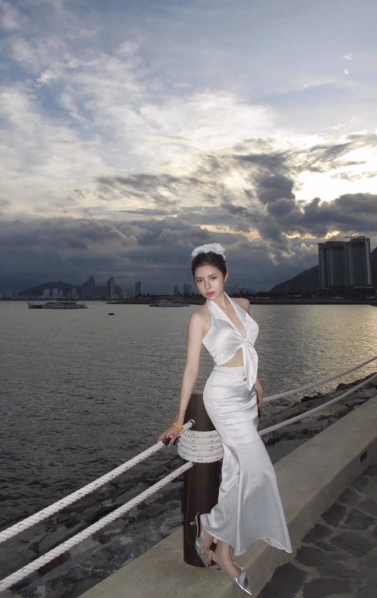 Quế Chi cho hay hiện tại vẫn đang gắn bó với công việc tiếp viên hàng không, đồng thời vẫn tham gia các dự án thiện nguyện, các công việc tại chùa.