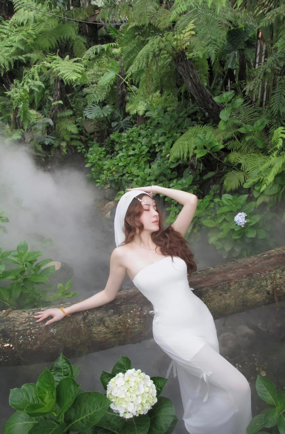 Chọn cho mình bộ váy trắng tinh khôi kèm theo nhan sắc trời cho, Phan Quế Chi nhận về về vàn lời khen với bộ ảnh hóa thân thành nàng Eva của mình.