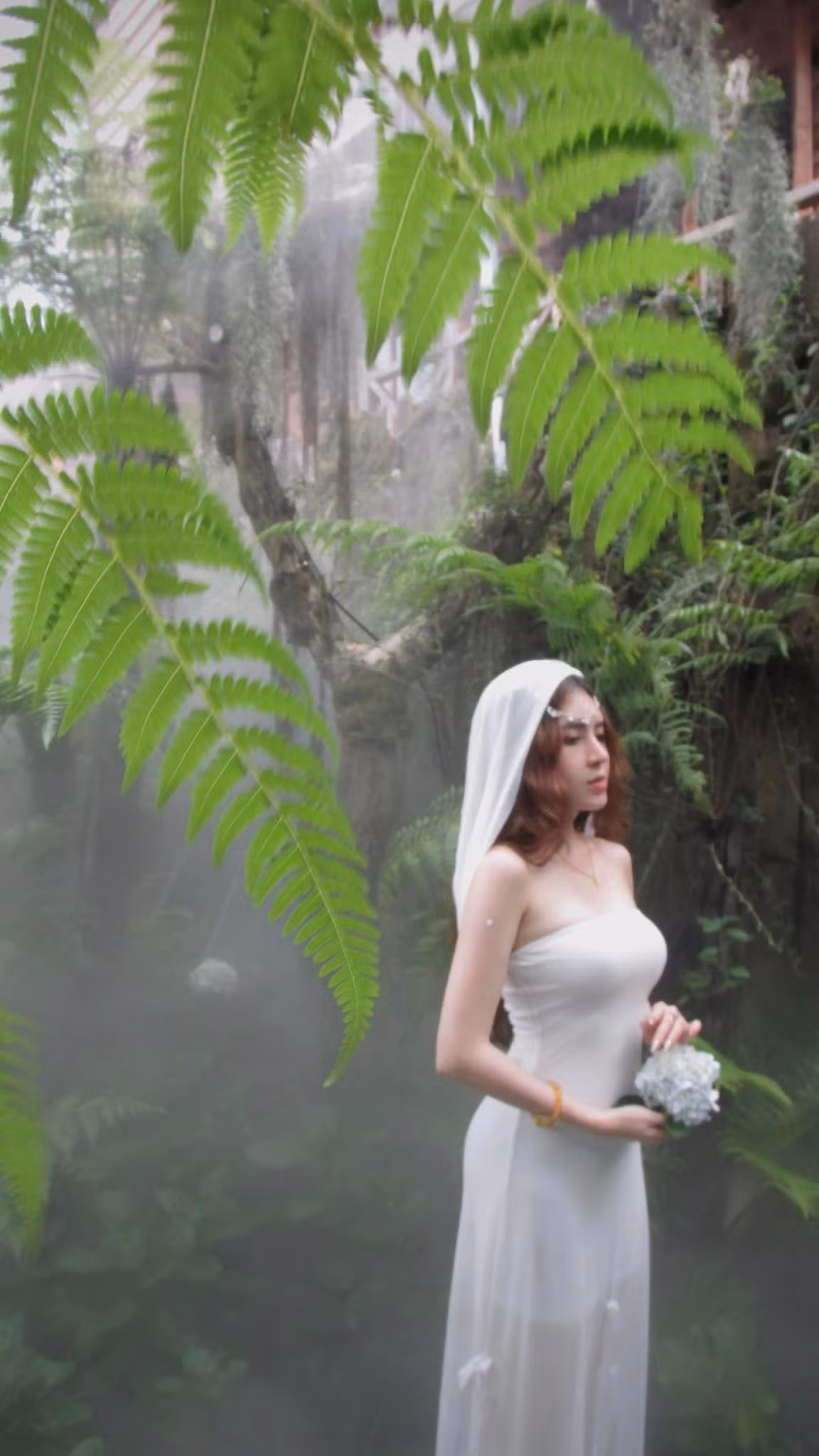 Trên trang cá nhân, nữ tiếp viên hàng không 9X này thường xuyên đăng tải hình ảnh gợi cảm, từng bức ảnh của cô nàng đều nhận được nhiều sự quan tâm từ người hâm mộ. Hàng trăm bình luận khen ngợi sắc vóc của Quế Chi.