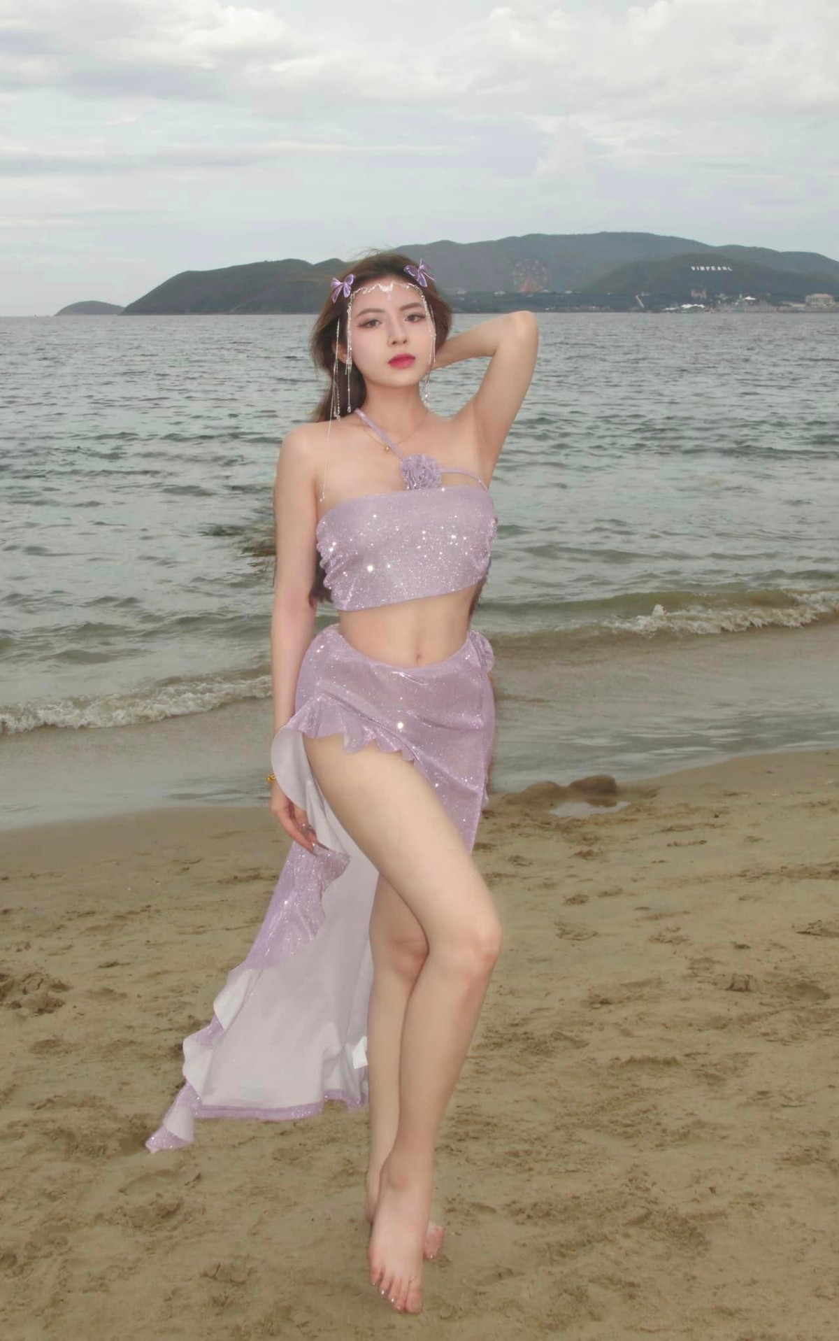 Ngoài ra, khi được công chúng biết đến nhiều hơn, Quế Chi có cơ hội để phát triển nghề tay trái: "Hiện tại, tôi đang làm đại diện hình ảnh, quảng cáo cho một số nhãn hàng về thẩm mỹ. Tôi cũng đang lấn sân vào lĩnh vực ca hát, tham gia một số show diễn nhỏ và đi học thanh nhạc để bản thân hoàn thiện hơn...