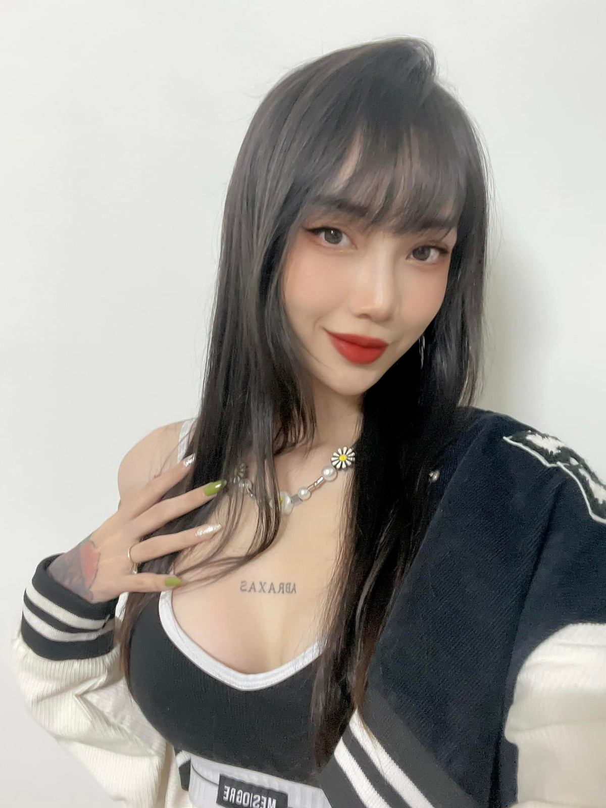 Theo lời Cô Chip đáng chú ý, sếp còn đưa ra những tin đồn sai sự thật, gây mất hình ảnh của nữ streamer.