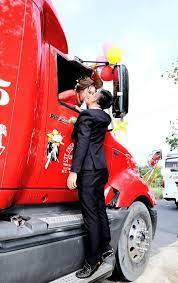 Việc rước dâu bằng xe tải chắc hẳn sẽ là một trong những kỉ niệm khó quên nhất của các cặp vợ chồng trẻ trong câu chuyện trên.
