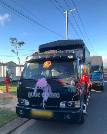 Được biết, quãng đường từ nhà anh lập đến nhà chị Ngân khoảng 20 km. Vì đoạn đường cũng không quá xa nên anh Lập đã tự tay lái xe đón vợ về nhà.