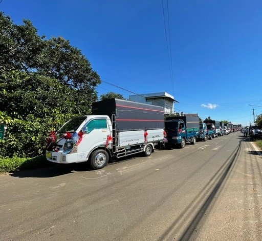 Chú rể của màn rước dâu bằng xe tải trên chia sẻ: "Nếu đón dâu bằng xe ô tô con sẽ phải có người lái, vợ chồng tôi ngồi đằng sau còn xe tải tôi lái quen nên có thể tự lái. Tôi lấy cả xe nhà và đi mượn để mọi người cùng tham gia. Gia đình, khách tham dự ai cũng ủng hộ, đám cưới thêm nhiều kỷ niệm đáng nhớ, thêm vui và ý nghĩa”.