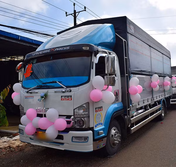 Chia sẻ với báo chí, chị Ngân cho biết vì anh Lập là tài xế nên muốn rước dâu bằng xe tải để có kỉ niệm đẹp trong ngày cưới. Theo đó, chú rể đã dùng 4 chiếc xe tải trang trí thành xe hoa để đến đón cô dâu về nhà chồng.