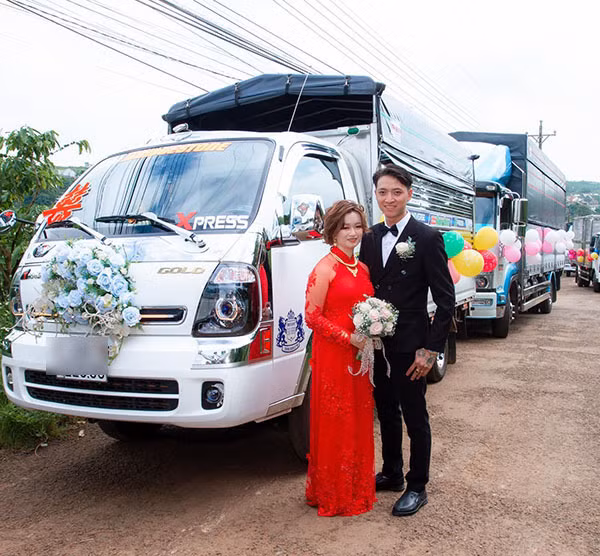 Ngoài xe của cô dâu và chú rể, các tài xế là bạn của cặp đôi cùng chở theo vài người ở ghế trước và khách đi rước dâu ngồi phía sau. Và việc di chuyển bằng xe tải trong đám cưới diễn ra khá thuận lợi, không gặp phải khó khăn gì.