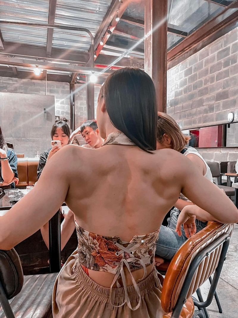 Hot girl phòng gym trên có tên Nguyễn Dạ Nguyên Thi, là gương mặt quen thuộc với cộng đồng người yêu gym. Bởi ngoài tập luyện, cô còn tham gia thi đấu hình thể và đạt được những giải thưởng quan trọng.