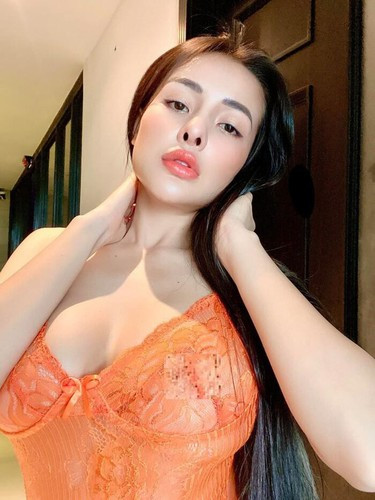 Cụ thể Ngân 98 cho biết: "Mấy anh chị báo chí vẫn còn quan tâm tới em, em vui lắm. Nhưng mà xin đừng nói em là có vòng 1 khủng nhất showbiz nữa được không, không đúng sự thật ngại lắm".