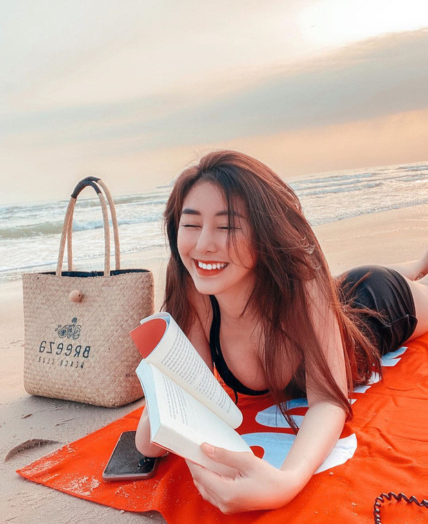 Trái với hình ảnh mặc áo dài nền nã, khoe trọn vòng nào ra vòng nấy, Võ Ngọc Trân thường diện những trang phục trễ vai hay kiểu dáng crop top.