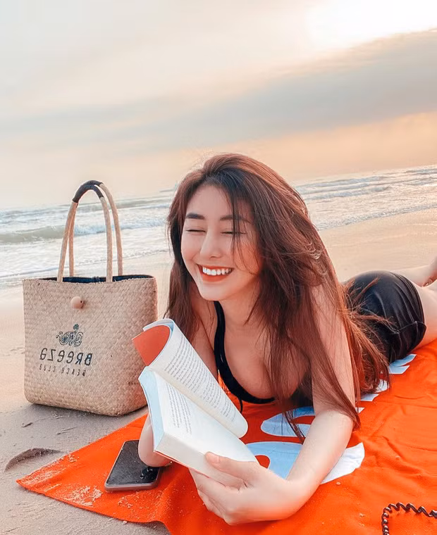 Trái với hình ảnh mặc áo dài nền nã, khoe trọn vòng nào ra vòng nấy, Võ Ngọc Trân thường diện những trang phục trễ vai hay kiểu dáng crop top.