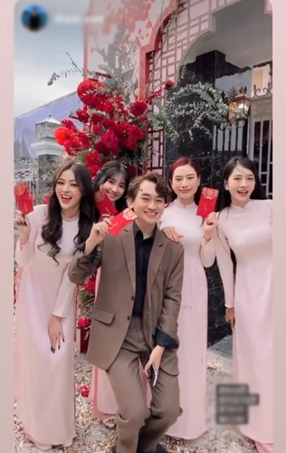 Thậm chí khi đứng cạnh Khánh Huyền, Thanh Tâm có phần vượt trội hơn cả cô dâu.