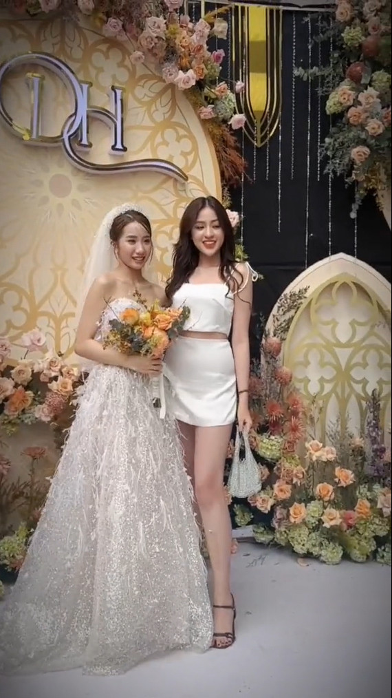 Cụ thể, hot girl Trần Thanh Tâm chẳng ngại tặng Khánh Huyền câu nói ngọt ngào: “Trứng rán cần mỡ, bắp cần bơ. Yêu không cần cớ nhưng mà Huyền cần Bụt cơ".