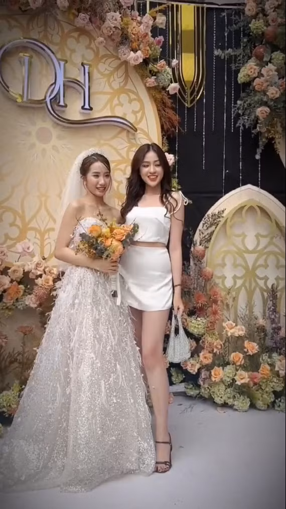 Cụ thể, hot girl Trần Thanh Tâm chẳng ngại tặng Khánh Huyền câu nói ngọt ngào: “Trứng rán cần mỡ, bắp cần bơ. Yêu không cần cớ nhưng mà Huyền cần Bụt cơ".