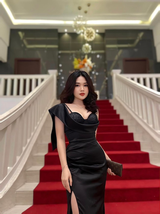 Trong việc chọn trang phục, Ngọc Hân cũng gặp nhiều khó khăn vì ít có bộ nào vừa người.