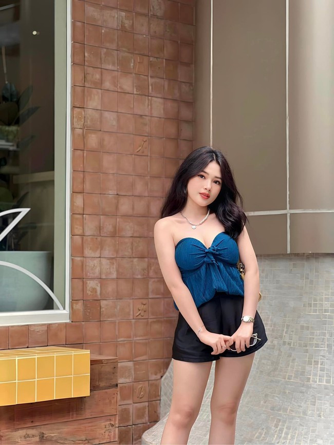 Ngọc Hân kể, đi đến đâu cô nàng cũng bị hỏi: "Ăn gì mà béo thế?". Cô bị bạn bè bàn tán, cười cợt, các chị khóa trên trêu ghẹo ngoại hình.