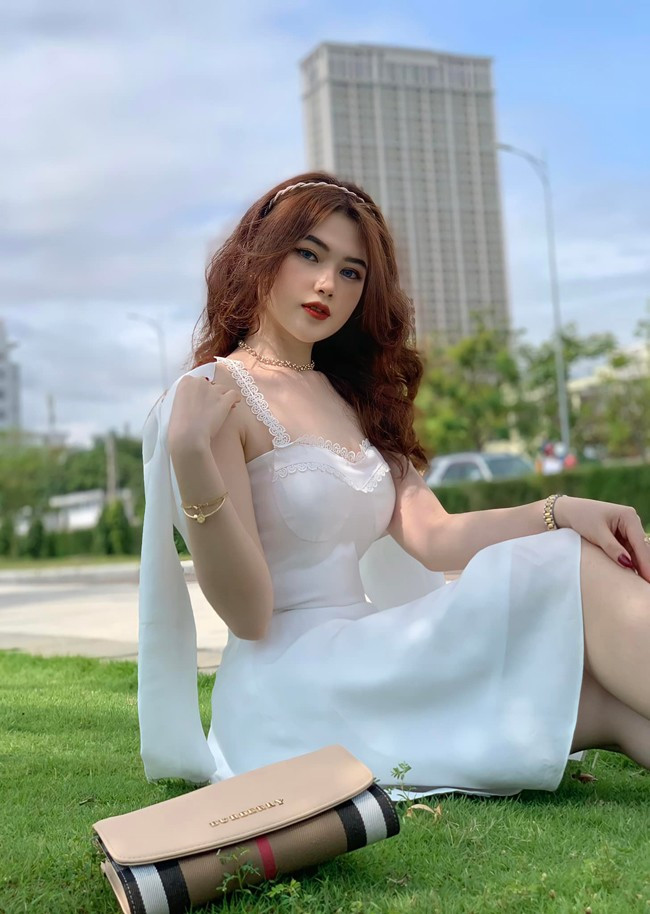 Sau một thời gian thay đổi, Ngọc Hân "lột xác" ngoạn mục. Cô được nhận xét là "vịt hóa thiên nga" khi diện mạo khác biệt rất nhiều so với quá khứ.