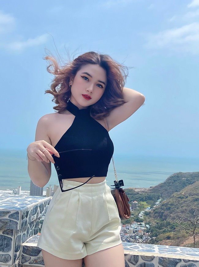 Cùng với việc giảm cân, Ngọc Hân cũng thay đổi toàn diện từ kiểu tóc đến gu thời trang. Cô nàng cũng học cách trang điểm để bản thân chỉn chu, xinh đẹp hơn.