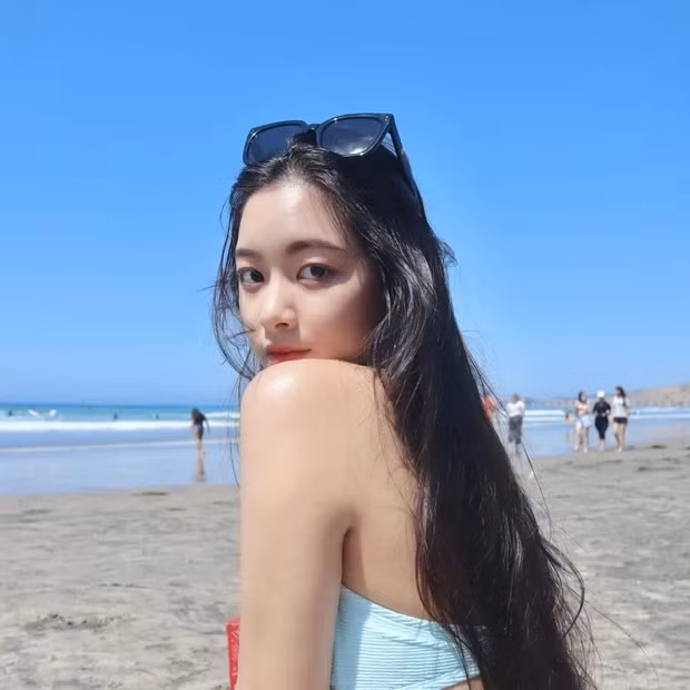 Mới đây, Tố Anh đã đăng tải một loạt ảnh bikini trên bãi biển khiến nhiều người trầm trồ. Ai nấy đều gật gù rằng ngày xưa cô nàng hot không phải không có lý do.