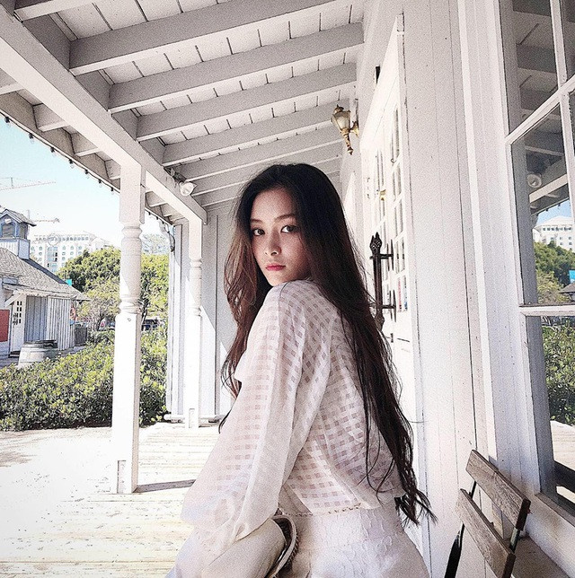 Bức ảnh diện áo dài trắng của Tố Anh từng thu hút sự chú ý của dân mạng hồi 2017 và cũng từ đó, cô nàng trở nên nổi tiếng trên MXH.