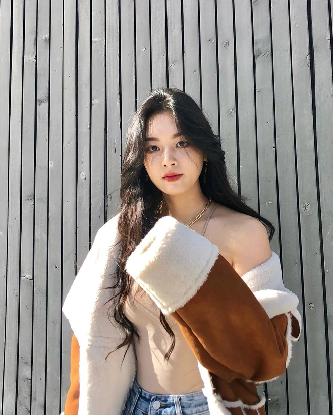 Tố Anh cao tới 1m72 nên trong màn khoe ảnh bikini nhìn cô nàng toàn chân là chân cũng dễ hiểu.