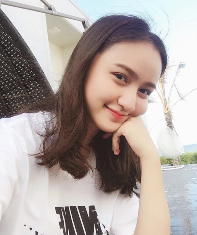 Sau cuộc chạm ngõ với nghệ thuật, Mai Tây được nhiều người yêu mến, hot girl này hiện là người mẫu lookbook ơ Sài Gòn.