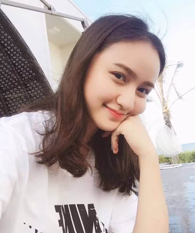 Sau cuộc chạm ngõ với nghệ thuật, Mai Tây được nhiều người yêu mến, hot girl này hiện là người mẫu lookbook ơ Sài Gòn.