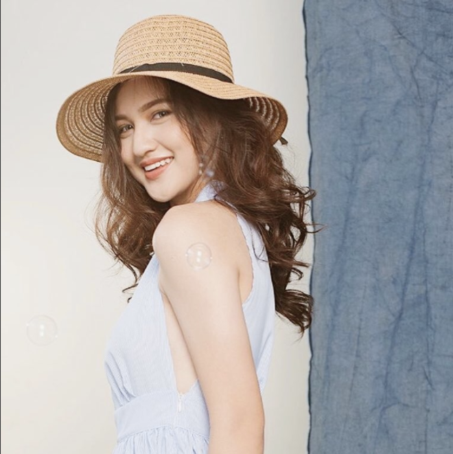 Ngoài việc học tập, Mai không chỉ tham gia chụp mẫu ảnh như trước đây mà còn nhận quảng cáo trên mạng xã hội.